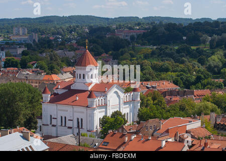 Église orthodoxe de la Sainte Mère de Dieu et les collines environnantes, Vilnius, Lituanie Banque D'Images