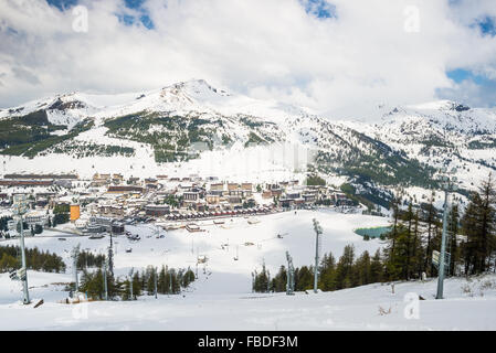 Vue panoramique de Sestriere village d'en haut, célèbre station de ski dans les Alpes occidentales italiennes, Piémont, Italie. Banque D'Images