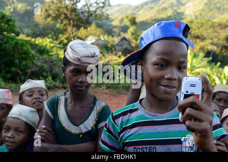 MADAGASCAR Mananjary, Vohilava, village Tanambao Nord, tribu Tanala, jeune avec photo mobile phone Banque D'Images