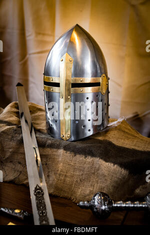 Casque d'une armure des croisés équipé de fentes. Banque D'Images