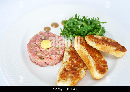 Tartare de veau sur assiette blanche studio shot Banque D'Images