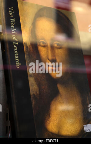 Le monde de la vente de livre Leonardo pour £7.50 sur afficher dans la fenêtre d'un magasin de charité Banque D'Images