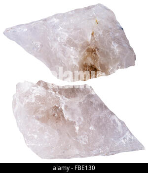 La prise de vue macro d'échantillon de roche naturelle - deux morceaux de pierre quartz minéral isolé sur fond blanc Banque D'Images