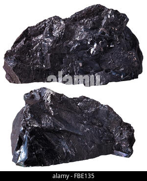 La prise de vue macro d'échantillon de roche naturelle - deux morceaux de charbon anthracite (noir) Pierre minéral isolé sur fond blanc Banque D'Images