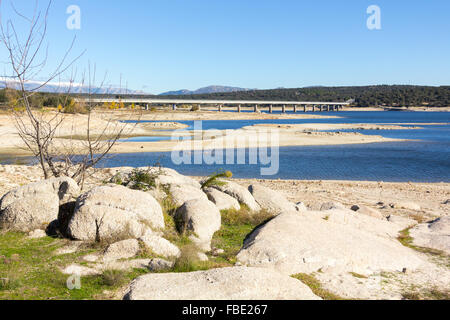 Les zones rocheuses sur le lac de Valmayor, Madrid, Espagne Banque D'Images