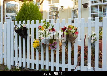 Bromley, Royaume-Uni. 15 Jan, 2016. Hommages de fleurs ont été placées à l'extérieur 4 Grove Plaistow, Bromley. La maison d'enfance de David Bowie. Crédit : Steve Hickey/Alamy Live News Banque D'Images