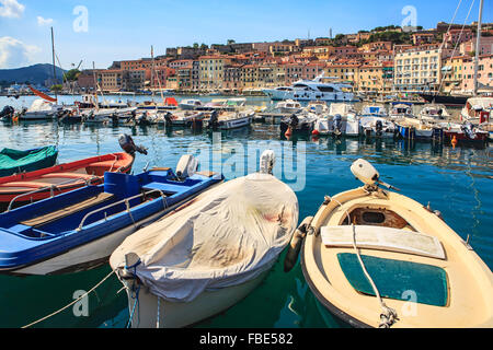 PORTOFERAIO, ILE D'Elbe, ITALIE - CIRCA AOÛT 2011 : le port et les rues à Portoferraio Banque D'Images