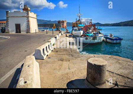 PORTOFERAIO, ILE D'Elbe, ITALIE - CIRCA AOÛT 2011 : le port et les rues à Portoferraio Banque D'Images