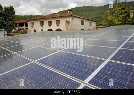 Système photovoltaïque installé par un groupe de 41 petits villages de la communauté de montagne du Val Sabbia (Brescia, Italie) Banque D'Images