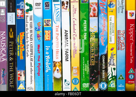 Rangée de DVD pour enfants Banque D'Images