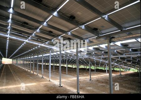 Système photovoltaïque installé par un groupe de 41 petits villages de la communauté de montagne du Val Sabbia (Brescia, Italie) Banque D'Images