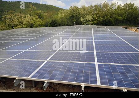 Système photovoltaïque installé par un groupe de 41 petits villages de la communauté de montagne du Val Sabbia (Brescia, Italie) Banque D'Images