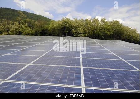 Système photovoltaïque installé par un groupe de 41 petits villages de la communauté de montagne du Val Sabbia (Brescia, Italie) Banque D'Images