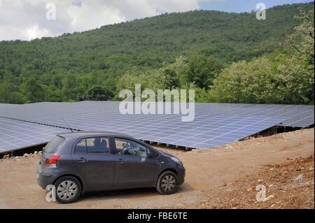 Système photovoltaïque installé par un groupe de 41 petits villages de la communauté de montagne du Val Sabbia (Brescia, Italie) Banque D'Images