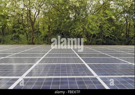 Système photovoltaïque installé par un groupe de 41 petits villages de la communauté de montagne du Val Sabbia (Brescia, Italie) Banque D'Images