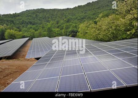 Système photovoltaïque installé par un groupe de 41 petits villages de la communauté de montagne du Val Sabbia (Brescia, Italie) Banque D'Images