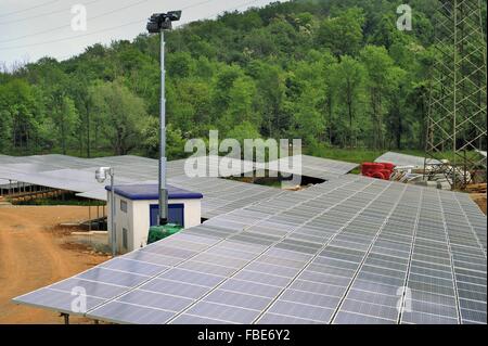 Système photovoltaïque installé par un groupe de 41 petits villages de la communauté de montagne du Val Sabbia (Brescia, Italie) Banque D'Images