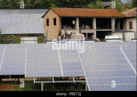 Système photovoltaïque installé par un groupe de 41 petits villages de la communauté de montagne du Val Sabbia (Brescia, Italie) Banque D'Images