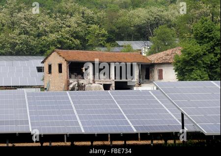 Système photovoltaïque installé par un groupe de 41 petits villages de la communauté de montagne du Val Sabbia (Brescia, Italie) Banque D'Images