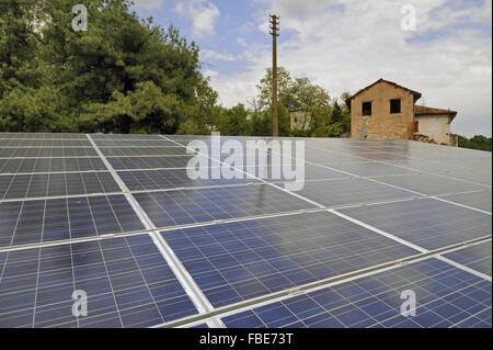 Système photovoltaïque installé par un groupe de 41 petits villages de la communauté de montagne du Val Sabbia (Brescia, Italie) Banque D'Images