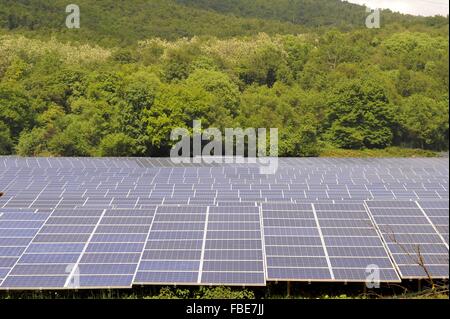 Système photovoltaïque installé par un groupe de 41 petits villages de la communauté de montagne du Val Sabbia (Brescia, Italie) Banque D'Images