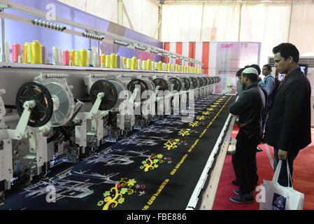 Dhaka, Bangladesh. 15 Jan, 2016. Les visiteurs regarder Vêtement femme et produits au cours de l'exposition de 2016 Garmentech Bangladesh à Dhaka, Bangladesh, le 15 janvier 2016. L'exposition internationale de quatre jours a débuté à Dhaka le mercredi, avec environ 300 sociétés présentant leurs accessoires du vêtement. © Shariful Islam/Xinhua/Alamy Live News Banque D'Images