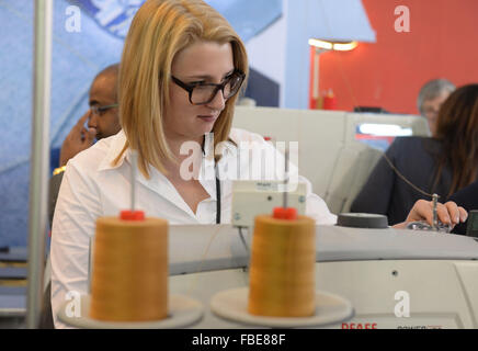 Dhaka, Bangladesh. 15 Jan, 2016. Un visiteur examine les mécanismes nationaux de vêtements lors de l'exposition de 2016 Garmentech Bangladesh à Dhaka, Bangladesh, le 15 janvier 2016. L'exposition internationale de quatre jours a débuté à Dhaka le mercredi, avec environ 300 sociétés présentant leurs accessoires du vêtement. © Shariful Islam/Xinhua/Alamy Live News Banque D'Images