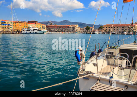 PORTOFERAIO, ILE D'Elbe, ITALIE - CIRCA AOÛT 2011 : le port et les rues à Portoferraio Banque D'Images