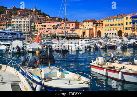 PORTOFERAIO, ILE D'Elbe, ITALIE - CIRCA AOÛT 2011 : le port et les rues à Portoferraio Banque D'Images