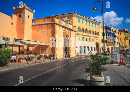 PORTOFERAIO, ILE D'Elbe, ITALIE - CIRCA AOÛT 2011 : le port et les rues à Portoferraio Banque D'Images