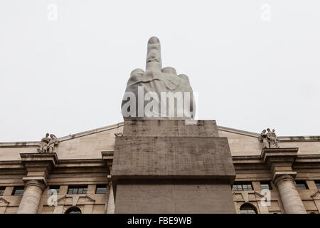 Sculpture par Maurizio Cattelan,Piazza Affari,Affari square,Milan Banque D'Images