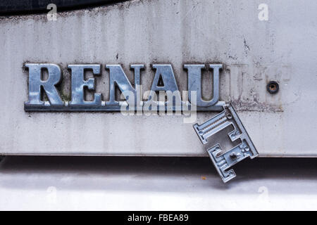 Fichier - Un fichier photo datée du 20 octobre 2015 présente le logo d'entreprise de Renault sur une voiture qui a été impliqué dans un accident lors d'une cour de récupération automatique dans la région de Schwerin, Allemagne, 20 octobre 2016. Photo : Jens Büttner/dpa Banque D'Images