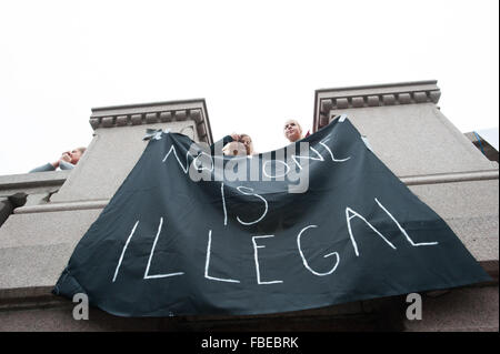 Ralliement des Norvégiens à l'appui de réfugiés syriens détiennent une bannière de la lecture, "Personne n'est illégal", en face de l'édifice du parlement à Oslo, Norvège, le 12 septembre 2015. Banque D'Images