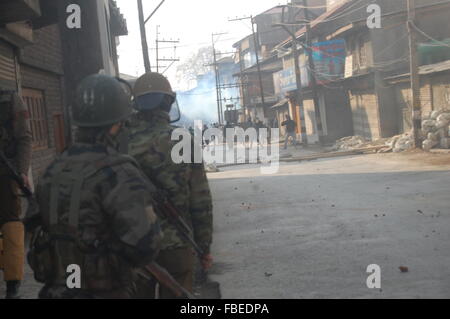 Srinagar, au Cachemire. 14 Jan, 2016. La police indienne est entrée pour charger la Jamia Masjid protestataires à Srinagar contre violation des droits de l'homme au Cachemire ; étaient douzaine de manifestants blessés dans les accrochages. Credit : Tariq Mir/Pacific Press/Alamy Live News Banque D'Images