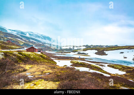 La Norvège paysage, un petit village de mauvais temps tempête de neige et de brouillard dans les montagnes. La belle nature de la Norvège. Banque D'Images