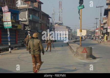 Srinagar, au Cachemire. 14 Jan, 2016. La police indienne est entrée pour charger la Jamia Masjid protestataires à Srinagar contre violation des droits de l'homme au Cachemire ; étaient douzaine de manifestants blessés dans les accrochages. Credit : Tariq Mir/Pacific Press/Alamy Live News Banque D'Images