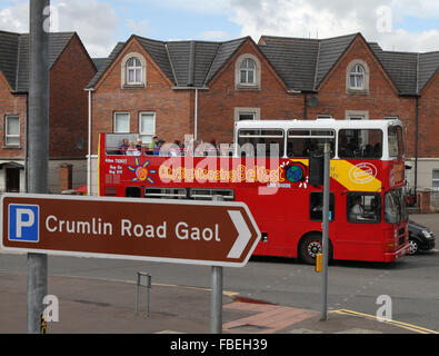 Bus touristique de Belfast à l'angle d'Agnes Street/Crumlin Road à Belfast. Banque D'Images