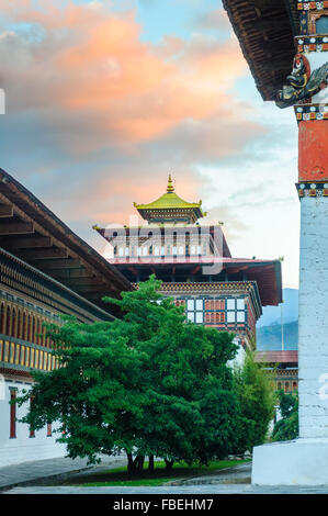 Monument du Bhoutan Tashi choe Dzong, centre administratif, siège du roi et du gouvernement, forteresse et monastère with copy space Banque D'Images