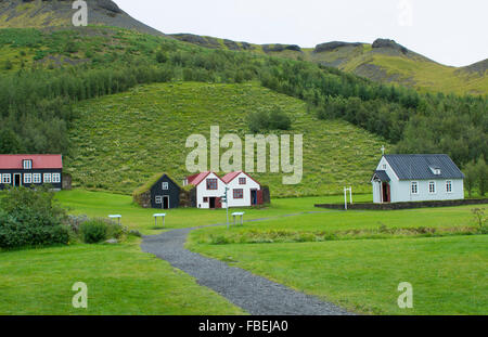 L'Islande Skogasafn Turf maisons et église dans le sud de l'Islande Vik Museum Musée pour touristes et maisons anciennes Banque D'Images