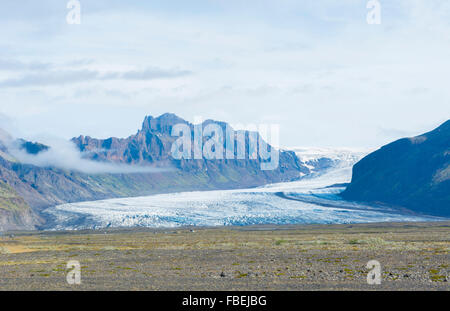 L'Islande glaciers majestueux de neige appelé Svinafellsjokull à droite et Skaftafellsjokill dans le parc national de Skaftafell au Sud Banque D'Images