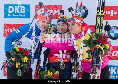 Kaisa Makarainen deuxième de Finlande (l-r), premier placé Dorothea Wierer de l'Italie et le troisième placé Gabriela Soukalova de la République tchèque prennent une victoire selfies lors de la cérémonie pour le women's 15km course à la Coupe du monde à l'arène Chiemgau à Ruhpolding, Allemagne, 14 janvier 2016. PHOTO : MATTHIAS BALK/DPA Banque D'Images