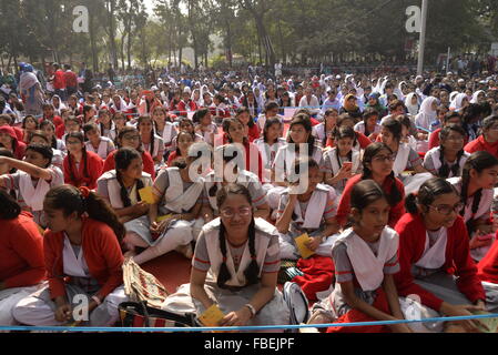 Dhaka, Bangladesh. 15 Jan, 2016. L'École du Bangladesh élève participe au programme des gagnants d'un concours de lecture de livres organisée par Bishwo Shahitto World-Literature Les Centre) à Ramna Park à Dhaka, au Bangladesh. Le 15 janvier 2016, 40 000 élèves de différentes écoles de Dhaka division a participé au programme des gagnants d'un concours de lecture de livres organisée par Bishwo Shahitto World-Literature Les (Centre) à Ramna Park à Dhaka, au Bangladesh. Le 15 janvier 2016 Credit : Mamunur Rashid/Alamy Live News Banque D'Images