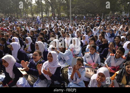 Dhaka, Bangladesh. 15 Jan, 2016. L'École du Bangladesh élève participe au programme des gagnants d'un concours de lecture de livres organisée par Bishwo Shahitto World-Literature Les Centre) à Ramna Park à Dhaka, au Bangladesh. Le 15 janvier 2016, 40 000 élèves de différentes écoles de Dhaka division a participé au programme des gagnants d'un concours de lecture de livres organisée par Bishwo Shahitto World-Literature Les (Centre) à Ramna Park à Dhaka, au Bangladesh. Le 15 janvier 2016 Credit : Mamunur Rashid/Alamy Live News Banque D'Images