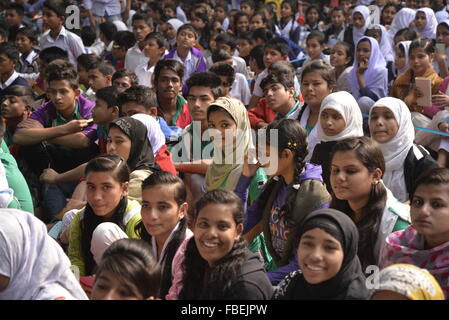 Dhaka, Bangladesh. 15 Jan, 2016. L'École du Bangladesh élève participe au programme des gagnants d'un concours de lecture de livres organisée par Bishwo Shahitto World-Literature Les Centre) à Ramna Park à Dhaka, au Bangladesh. Le 15 janvier 2016, 40 000 élèves de différentes écoles de Dhaka division a participé au programme des gagnants d'un concours de lecture de livres organisée par Bishwo Shahitto World-Literature Les (Centre) à Ramna Park à Dhaka, au Bangladesh. Le 15 janvier 2016 Credit : Mamunur Rashid/Alamy Live News Banque D'Images