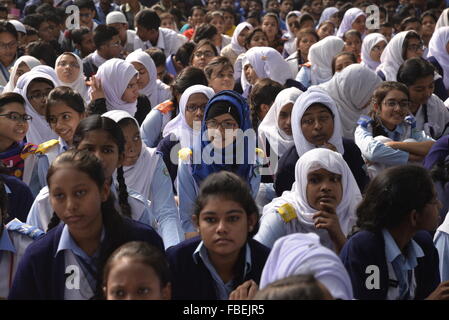 Dhaka, Bangladesh. 15 Jan, 2016. L'École du Bangladesh élève participe au programme des gagnants d'un concours de lecture de livres organisée par Bishwo Shahitto World-Literature Les Centre) à Ramna Park à Dhaka, au Bangladesh. Le 15 janvier 2016, 40 000 élèves de différentes écoles de Dhaka division a participé au programme des gagnants d'un concours de lecture de livres organisée par Bishwo Shahitto World-Literature Les (Centre) à Ramna Park à Dhaka, au Bangladesh. Le 15 janvier 2016 Credit : Mamunur Rashid/Alamy Live News Banque D'Images