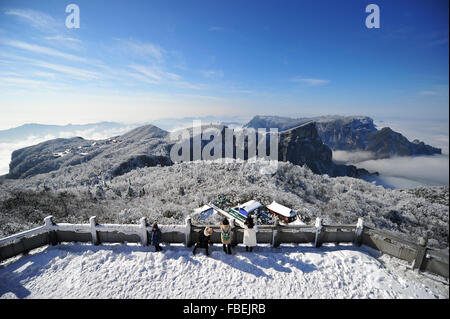 Les Griffin, dans la province de Hunan. 15 Jan, 2016. Les touristes visitent la montagne Tianmen dans Zhangjiajie, centre de la Chine, la province du Hunan, le 15 janvier 2016. © Shao Ying/Xinhua/Alamy Live News Banque D'Images