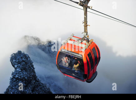 Les Griffin, dans la province de Hunan. 15 Jan, 2016. Les touristes visitent la montagne Tianmen dans Zhangjiajie, centre de la Chine, la province du Hunan, le 15 janvier 2016. © Shao Ying/Xinhua/Alamy Live News Banque D'Images