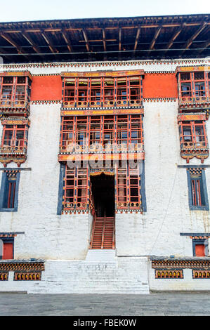 Fenêtres décoratives et la porte du Bhoutan Vue Tashi choe Dzong, Forteresse, centre administratif with copy space Banque D'Images