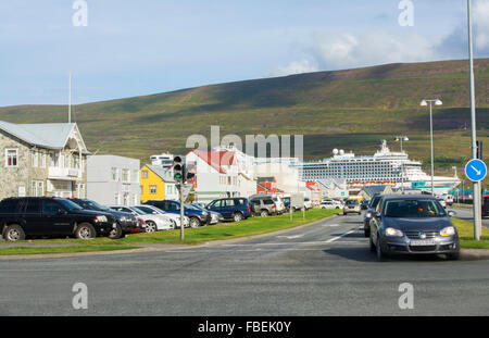 L'Islande Akureyri centre-ville centre de la deuxième plus grande ville et le trafic des navires de croisière en arrière-plan Rue Glerargata Banque D'Images