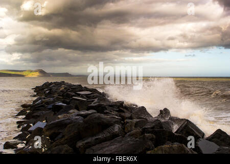 Vagues s'écrasant sur les rochers à Lyme Regis, Dorset Seascape Banque D'Images